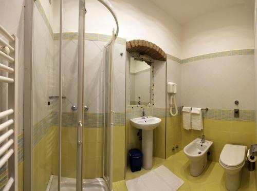 Twin Room with Balcony image 6