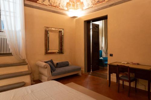 Luxury frescoed apartment in the center