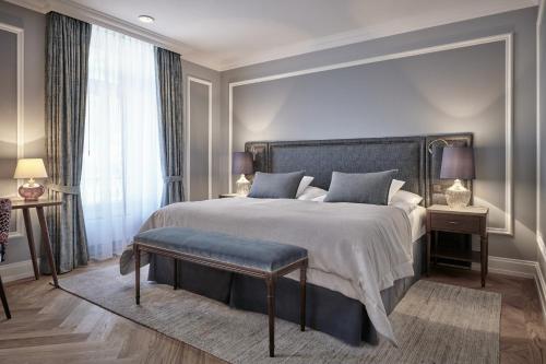 1 queen bed, 1 sofa bed