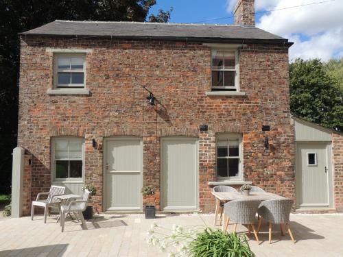 Grooms Cottage next to Sheriff Hutton Castle