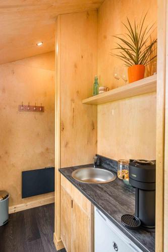 Kitchen, Oaklane Glamping Cabins in Mucksna