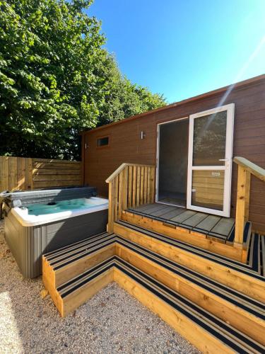 Hedgehog Lodge at Owlet Hideaway - with Hot Tub, near York