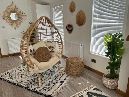 Hedgehog Lodge at Owlet Hideaway - with Hot Tub, near York