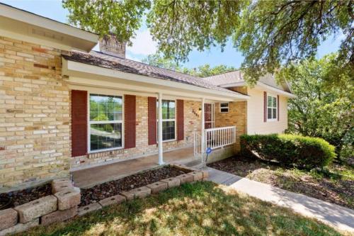 Yellow Stone: Chefs Kitchen, Patio & Location in San Antonio, USA