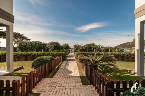 Petit Village - Com piscina à beira mar e 03 suítes