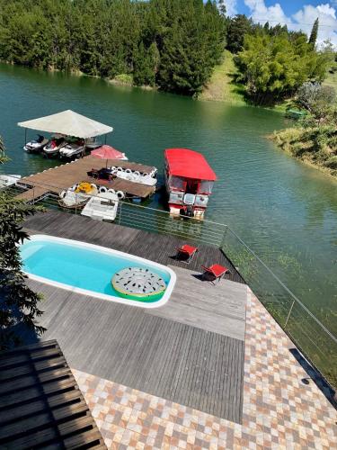 Finca Santa Monica Guatape Privada Lujosa Piscina Jacuzzi Sauna muelle Represa jetski planchon