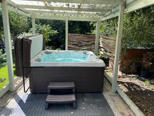 Hot tub, 10 Bed Stunning House in village, with Hot Tub in Wylam