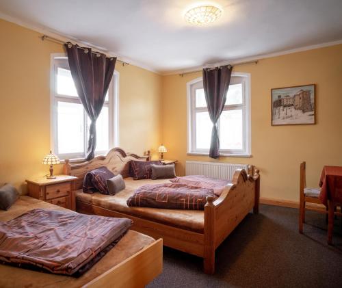 1 queen bed, 1 twin bed