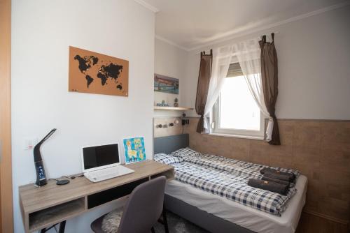 Sunny home near BUD with 2BR, AC and free parking