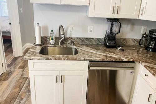 Cozy Modern Apt in the Heart of Fells Point! in Baltimore, USA