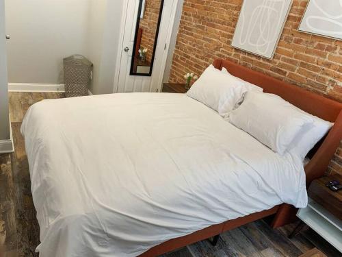 Cozy Modern Apt in the Heart of Fells Point! in Baltimore, USA