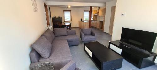 Meublés de vacances gîte 3 clés - Les Frès, 4 à 6 personnes avec une borne electrique recharge voiture publique accessible sur le parking gîte à louer Boëtte