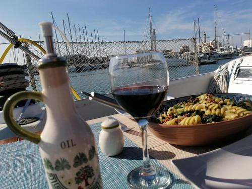 La tua stanza a vela sul mare 5