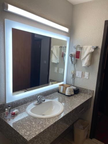 Ramada by Wyndham Oklahoma City Airport North - image 2
