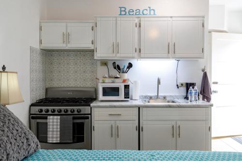 Kitchen, Seaside Adventure Lodging in Playa Hermosa