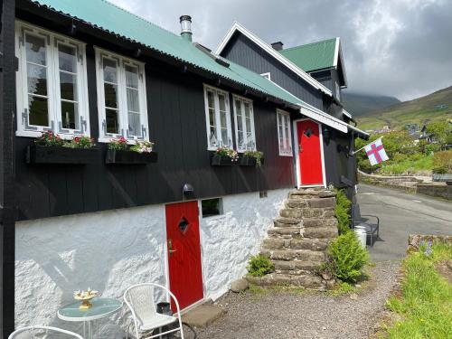 B&B Kvívík - Charming and Authentic Heritage Retreat in Kvívík - right next to the river - Bed and Breakfast Kvívík