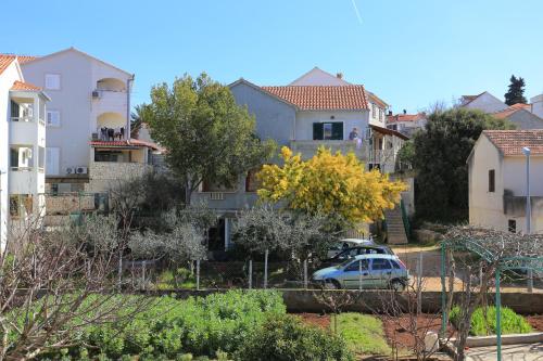 Apartments with a parking space Supetar, Brac - 16653