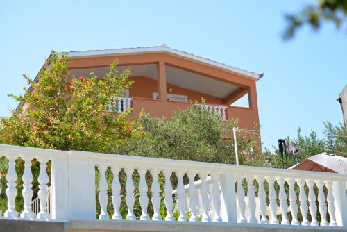  Apartments by the sea Tkon, Pasman - 16589, Pension in Tkon bei Island Gangaro