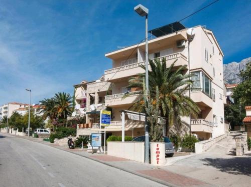 Apartments by the sea Makarska - 16720