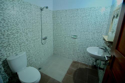 CozyVilla Near Batubolong Beach