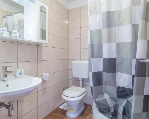 Double Room with Balcony image 4
