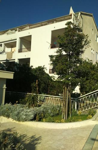  Apartments by the sea Tucepi, Makarska - 16830, Pension in Tučepi bei Papići