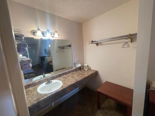 Riverside Inn - image 13