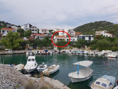 Apartments by the sea Okrug Donji, Ciovo - 16973 - Location saisonnière - Okrug Gornji