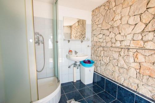 Secluded fisherman's cottage Cove Spiljice Brac - 17031 - image 8