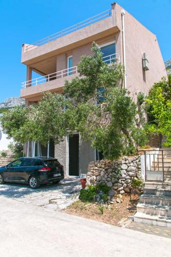  Apartments with a parking space Brela, Makarska - 16596 in Brela