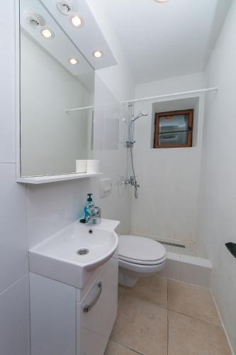 Two-Bedroom Apartment with Balcony and Sea View image 10