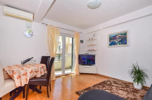 Two-Bedroom Apartment with Balcony and Sea View room in Apartments with parking space Igrane Makarska - 16878