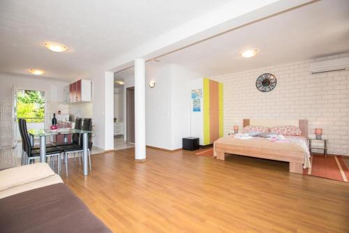 Studio with Balcony and Sea View image 8