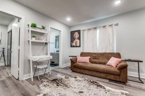 Dallas Private Homes - Lovely Unit With Free Parking in East Dallas