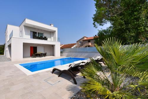 Family friendly house with a swimming pool Bibinje, Zadar - 17020 - Location saisonnière - Bibinje