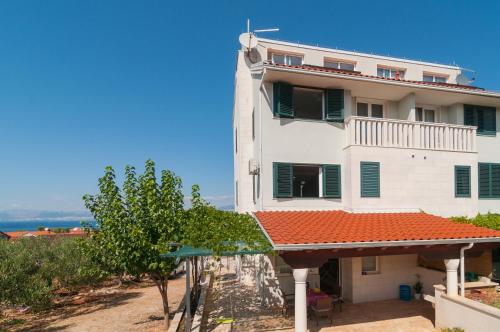  Apartments with a parking space Supetar, Brac - 16923 in Supetar