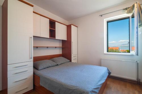 Apartments with parking space Supetar Brac - 16923 - image 4