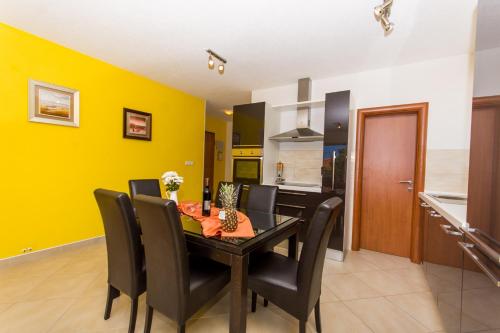 Apartment Okrug Gornji 16901a - main image
