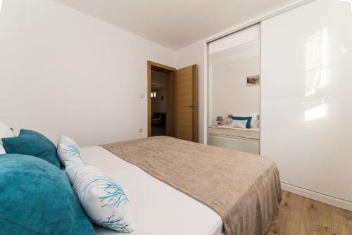 Two-Bedroom Apartment with Balcony and Sea View image 10