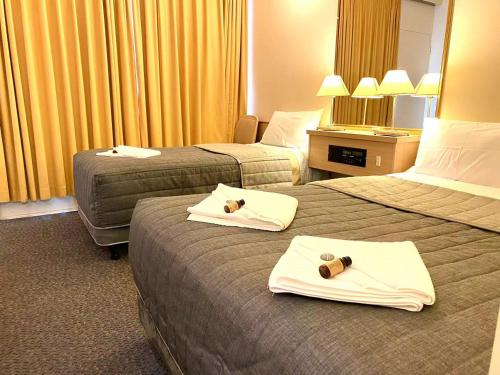 1 double bed, 1 twin bed