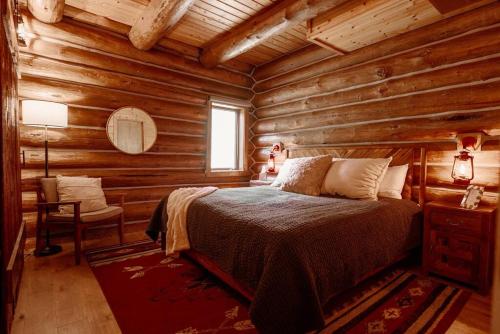Guestroom, Classic Log Cabin near Rocky Mountain National Park and near Skiing in Allenspark (CO)
