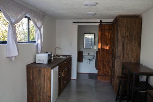 Peaceful 1-bedroom flatlet, 10 min from the beach