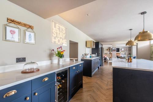 Immaculate 6 Bed House - Unique Cellar Bar- Airbnb - Warminster