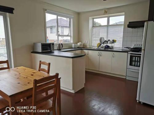 White weather board house, Auckland (Foto 9)