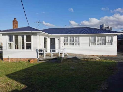 White weather board house, Auckland (Foto 4)