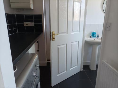 Tranquil 4Bed Retreat - 3 Min to M6, 10 Min to Coventry City Centre