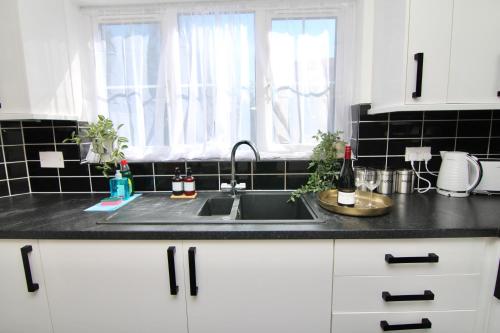 Tranquil 4Bed Retreat - 3 Min to M6, 10 Min to Coventry City Centre