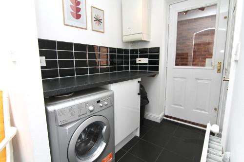 Tranquil 4Bed Retreat - 3 Min to M6, 10 Min to Coventry City Centre