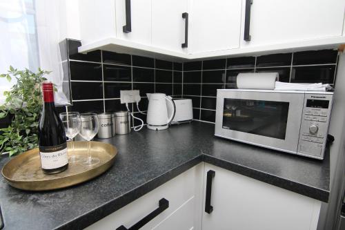 Tranquil 4Bed Retreat - 3 Min to M6, 10 Min to Coventry City Centre