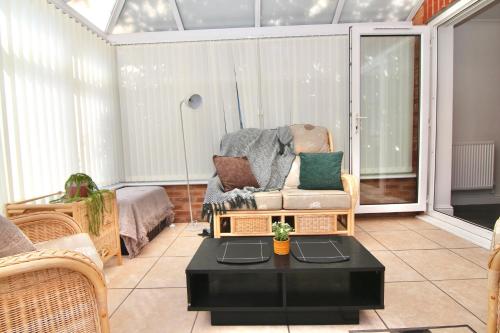 Tranquil 4Bed Retreat - 3 Min to M6, 10 Min to Coventry City Centre